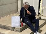 José Mourinho, cenando en las escaleras del Arena Cerdeña del Cagliari