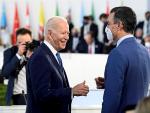 Sánchez y Biden se saludan en la cumbre del G-20 en Roma.