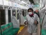 Varias personas huyen de uno de los vagones incendiados durante el ataque en el metro de Japón.