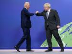 Joe Biden y Boris Johnson se saludan en la COP26 en Glasgow.