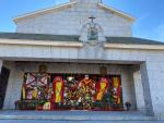 El pante&oacute;n de Franco en Mingorrubio, decorado con flores y banderas por el D&iacute;a de Todos los Santos