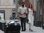 Los actores Maxi Iglesias y Stephanie Cayo han dado un paseo por Madrid tras confirmar este verano su relación.