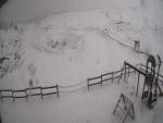 Imagen de la webcam de Larra-Belagua (Navarra): primera nevada de la temporada 2021-22.