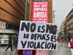 Una mujer sostiene una pancarta donde se lee &quot;No es no, lo dem&aacute;s es violaci&oacute;n&quot;, durante un acto simb&oacute;lico del Movimiento Feminista de Madrid en la Plaza de Callao.
