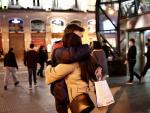 Una pareja de jóvenes se abraza en la Puerta del Sol de Madrid en octubre de 2021.