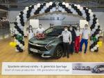 Operarios y responsables de la planta posan con el primer Sportage de quinta generación que sale de la fábrica eslovaca.