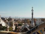 Contemplar Barcelona desde el Parque Güell es uno de los imprescindibles de la ciudad