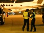 Imagen del operativo desplegado en el aeropuerto de Palma de Mallorca para localizar al grupo de pasajeros de un vuelo que han abandonado el avión después de que tuviera que aterrizar de urgencia.