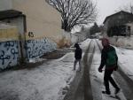 Dos niños andan entre la nieve en la Cañada Real.