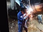 Trabajos de reparación en la tubería averiada que obligó a cortar el suministro de agua potable en Caracas, Venezuela.