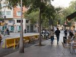 Una terraza que ocupa acera y calzada en la calle Sep&uacute;lveda de Barcelona.
