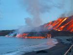 La lava del volcán de la Palma alcanza nuevamente el Atlántico en la playa de los Guirres.