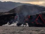 Coladas de lava del volcán de Cumbre Vieja desde la playa de Puerto Naos, a 11 de noviembre de 2021, en La Palma.