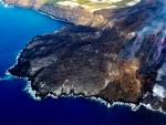 La nueva fajana provocada por la erupción del volcán de La Palma que se está creando en la playa de Los Guirres sigue creciendo gracias al aporte de lava, según ha informado la Marina Mercante.