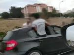 Un coche circuló el mes pasado por la M-40 con los ocupantes de sus asientos traseros, dos jóvenes de 21 años, sacando medio cuerpo por la ventanilla, hecho por el cual la Guardia Civil ha esclarecido un delito de conducción temeraria.