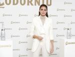 La actriz Amaia Salamanca ha inaugurado la temporada navideña con un elegante traje chaqueta blanco.