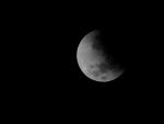 Eclipse parcial de luna visto este viernes desde la capital de El Salvador.
