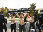 Activistas de Femen protestan frente a una concentración franquista por el aniversario de la muerte de Franco.