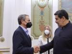 José Luis Rodríguez Zapatero saludándose con Nicolás Maduro
