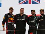 Max Verstappen, Lewis Hamilton y Fernando Alonso en el podio de Catar
