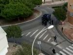 Manifestantes en Cádiz colocan una barricada de contenedores