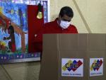 El presidente de Venezuela, Nicolás Maduro, deposita su voto durante las elecciones regionales, en Caracas.