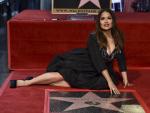 Salma Hayek inaugura su estrella en el Paseo de la Fama de Hollywood.