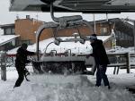 Dos trabajadores de la estación de esquí catalana de Masella retiran nieve de un telesilla este miércoles.