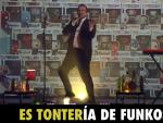 Nacho Vigalondo canta 'Estantería de Funkos' en 'Los felices veinte'.