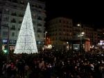 Un árbol lleno de luces decora ahora la Plaza del Sol, emblemático lugar para la Nochevieja.