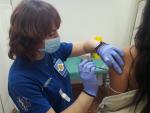 Una profesional sanitaria inoculando la vacuna contra el coronavirus.