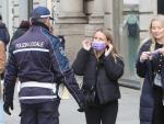 Un agente de Polic&iacute;a vigila que se cumpla la obligaci&oacute;n de llevar mascarilla en exteriores en Mil&aacute;n (italia).