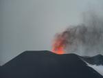 El volcán de La Palma expulsando lava y ceniza este viernes.