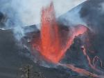 Una nueva colada se desborda en la zona norte del volcán de La Palma y podría afectar a La Laguna