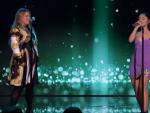 Kelly Clarkson y Ariana Grande durante su interpretación.