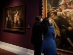Dos personas observan unas de las obras expuestas en la muestra de Valdés Leal en el Museo de Bellas Artes de Sevilla.