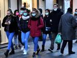 Personas caminando por Genoa, en Italia, durante la pandemia.