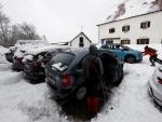 Dos personas empujan un vehículo que ha quedado atrapado en la nieve en el parking de Roncesvalles este domingo.