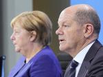 Angela Merkel juntos al nuevo canciller alemán, Olaf Scholz.
