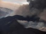 El volcán de Cumbre Vieja sigue con su actividad de emisión de piroclastos y de lava fluida.