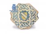 Azulejo recuperado por la Policía Nacional que podría pertenecer a la Alhambra de Granada.