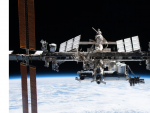 Cuando la nave 'Dragon 2' realizó el viaje alrededor de la ISS, otra de las fotografías que se capturó fue la Estación Espacial Internacional con la Tierra debajo de ella.