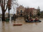 Calles inundadas en los alrededores del puente de la Magdalena por el desbordamiento del río Arga en Pamplona.