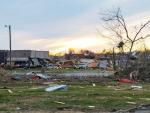 Estado en el que ha quedado un almacén de Amazon en Edwardsville (Illinois) tras el paso de tornados.