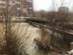 El Ayuntamiento de León cierra las pasarelas peatonales del río Bernesga ante el aumento de su caudal