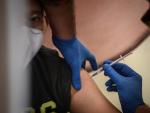 Un trabajador sanitario administra una dosis de una vacuna contra la covid-19 en Munich, Alemania.