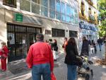 Gente haciendo cola en el centro de salud de Marqués de Paradas, en Sevilla.