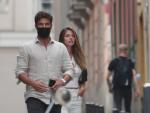 Los actores Maxi Iglesias y Stephanie Cayo pasean por las calles de Madrid.