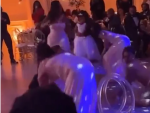 La recién casada realizó toda una coreografía en torno a su marido.