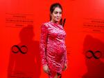 La actriz Hiba Abouk apost&oacute; por un vestido corto de terciopelo color rosa que marcaba perfectamente su estado como premam&aacute;.